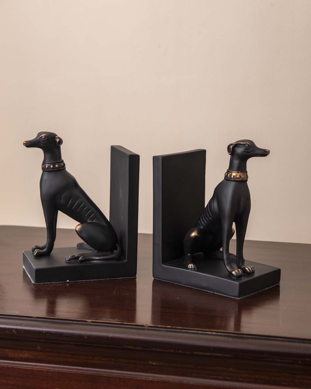 Stornfield | Watchdog-shaped Book Holder - Black