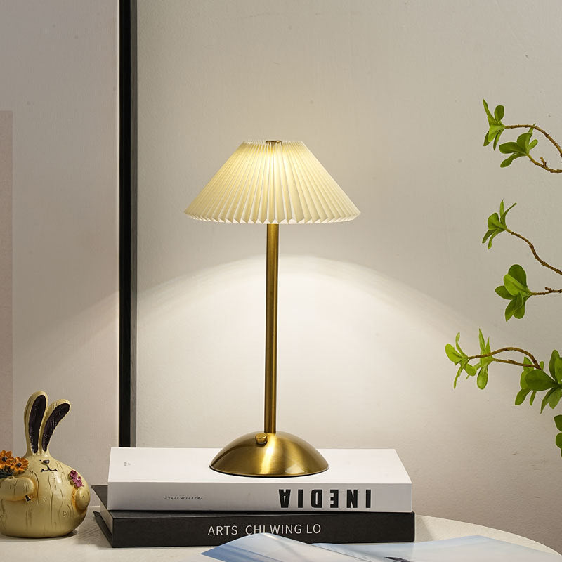 Stornfield | Lampe de table LED en tissu plissé conique rechargeable scandinave contemporain pour la table de chevet