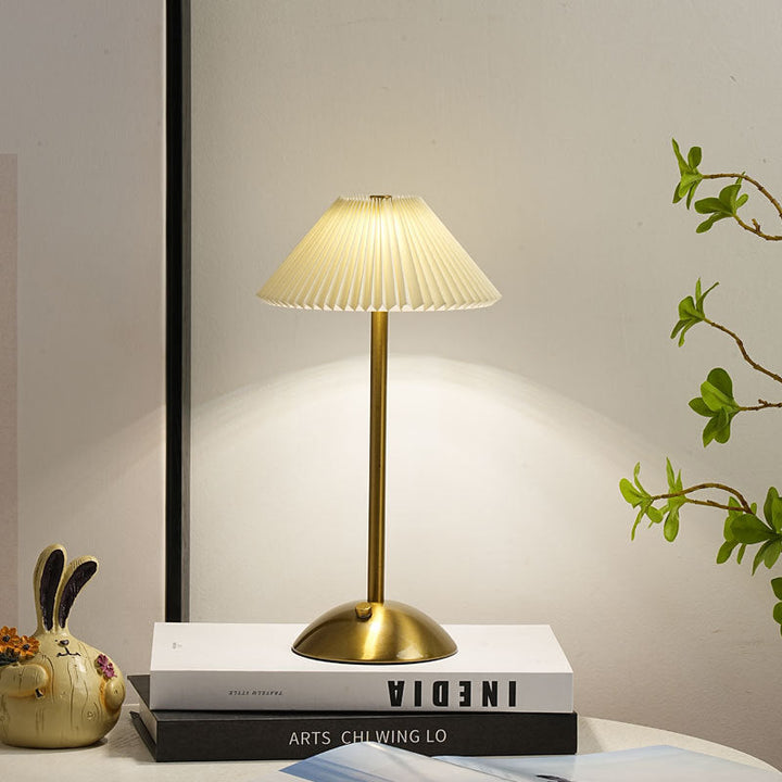 Stornfield | Lampe de table LED en tissu plissé conique rechargeable scandinave contemporain pour la table de chevet