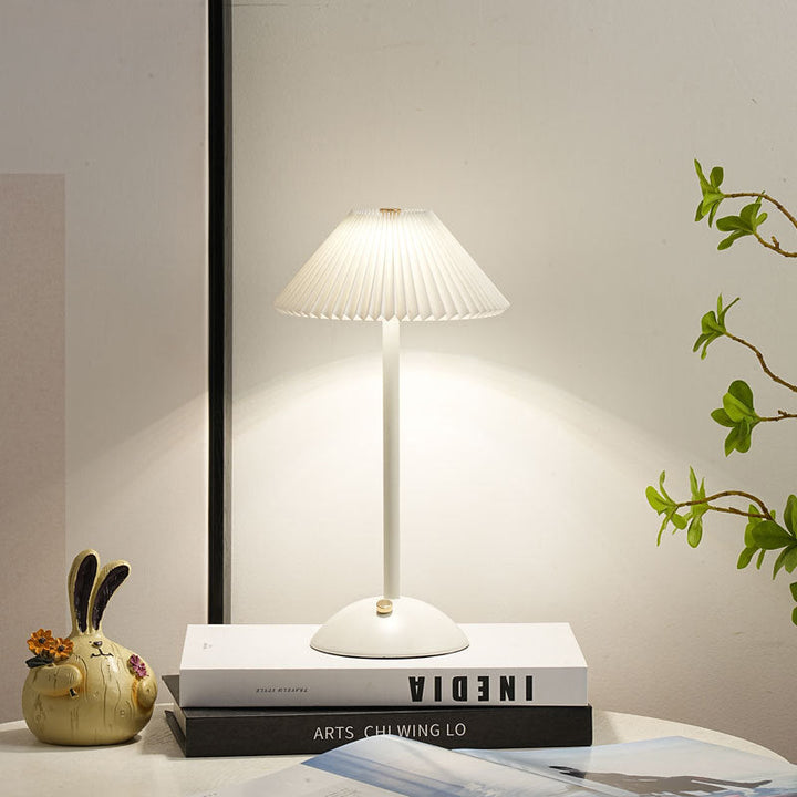 Stornfield | Lampe de table LED en tissu plissé conique rechargeable scandinave contemporain pour la table de chevet