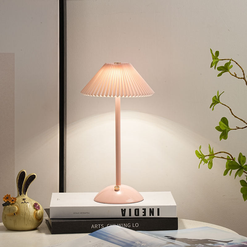 Stornfield | Lampe de table LED en tissu plissé conique rechargeable scandinave contemporain pour la table de chevet
