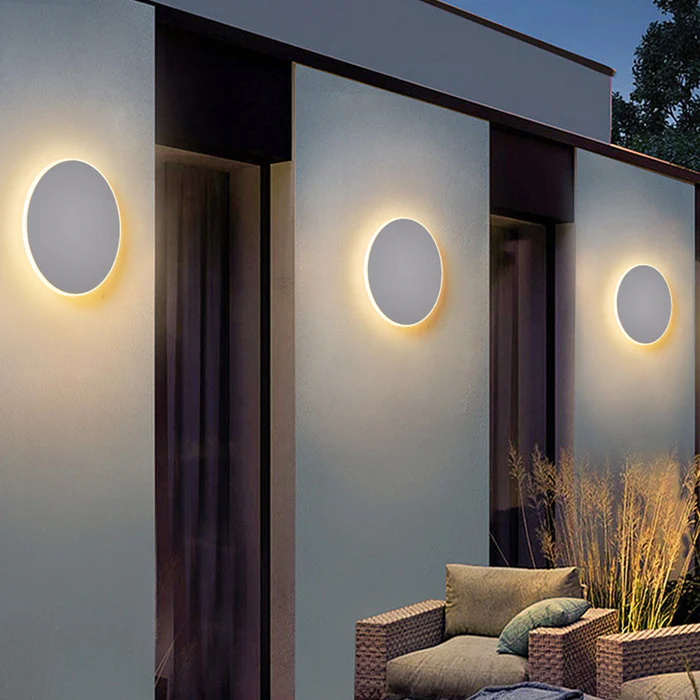 Elegant LED wall light for outdoor use - Minimalist round design | Stornfield