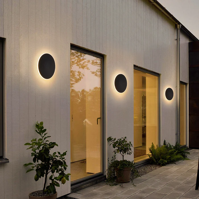 Elegant LED wall light for outdoor use - Minimalist round design | Stornfield