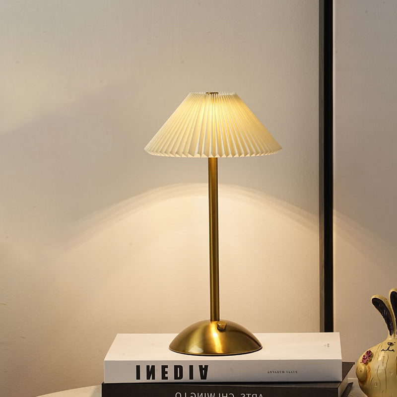 Stornfield | Lampe de table LED en tissu plissé conique rechargeable scandinave contemporain pour la table de chevet