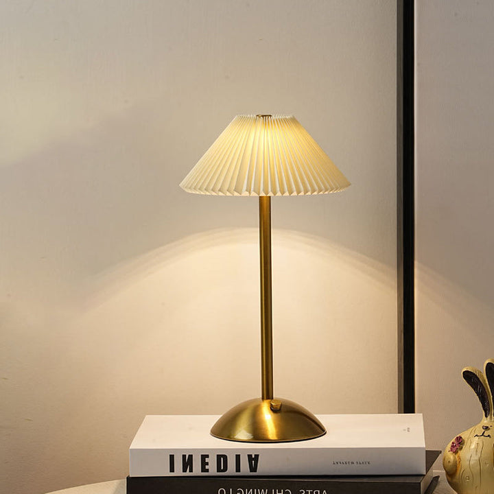 Stornfield | Lampe de table LED en tissu plissé conique rechargeable scandinave contemporain pour la table de chevet