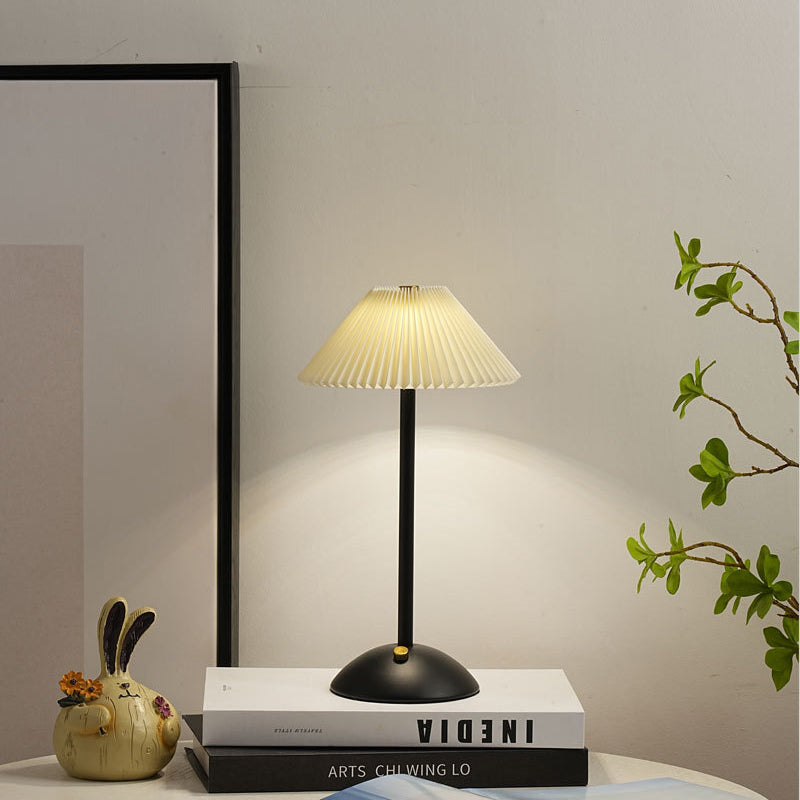 Stornfield | Lampe de table LED en tissu plissé conique rechargeable scandinave contemporain pour la table de chevet