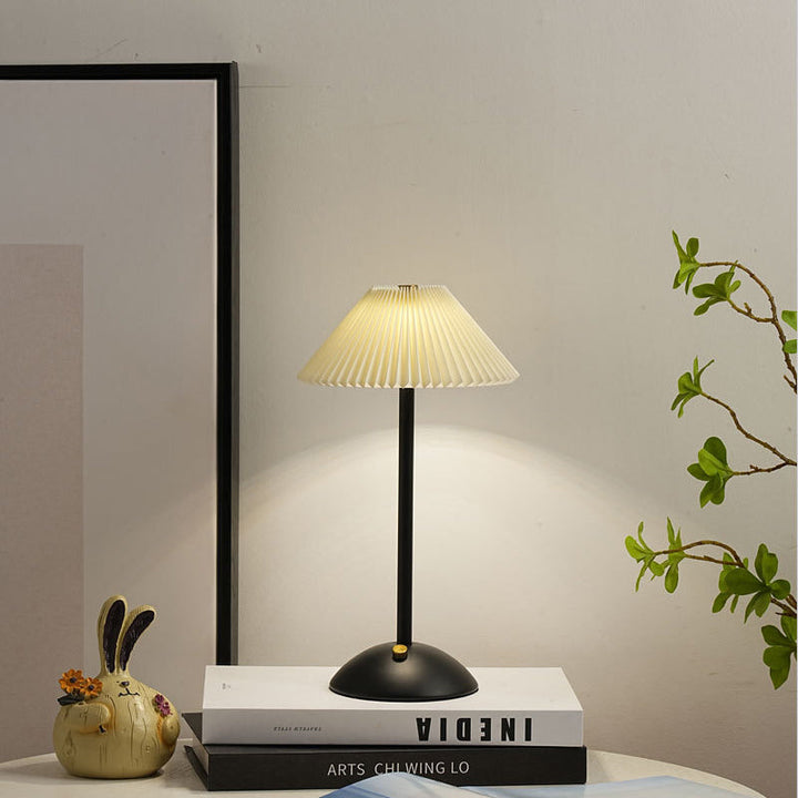 Stornfield | Lampe de table LED en tissu plissé conique rechargeable scandinave contemporain pour la table de chevet