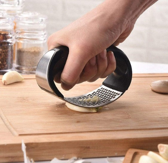 Simple manual garlic press | Stornfield