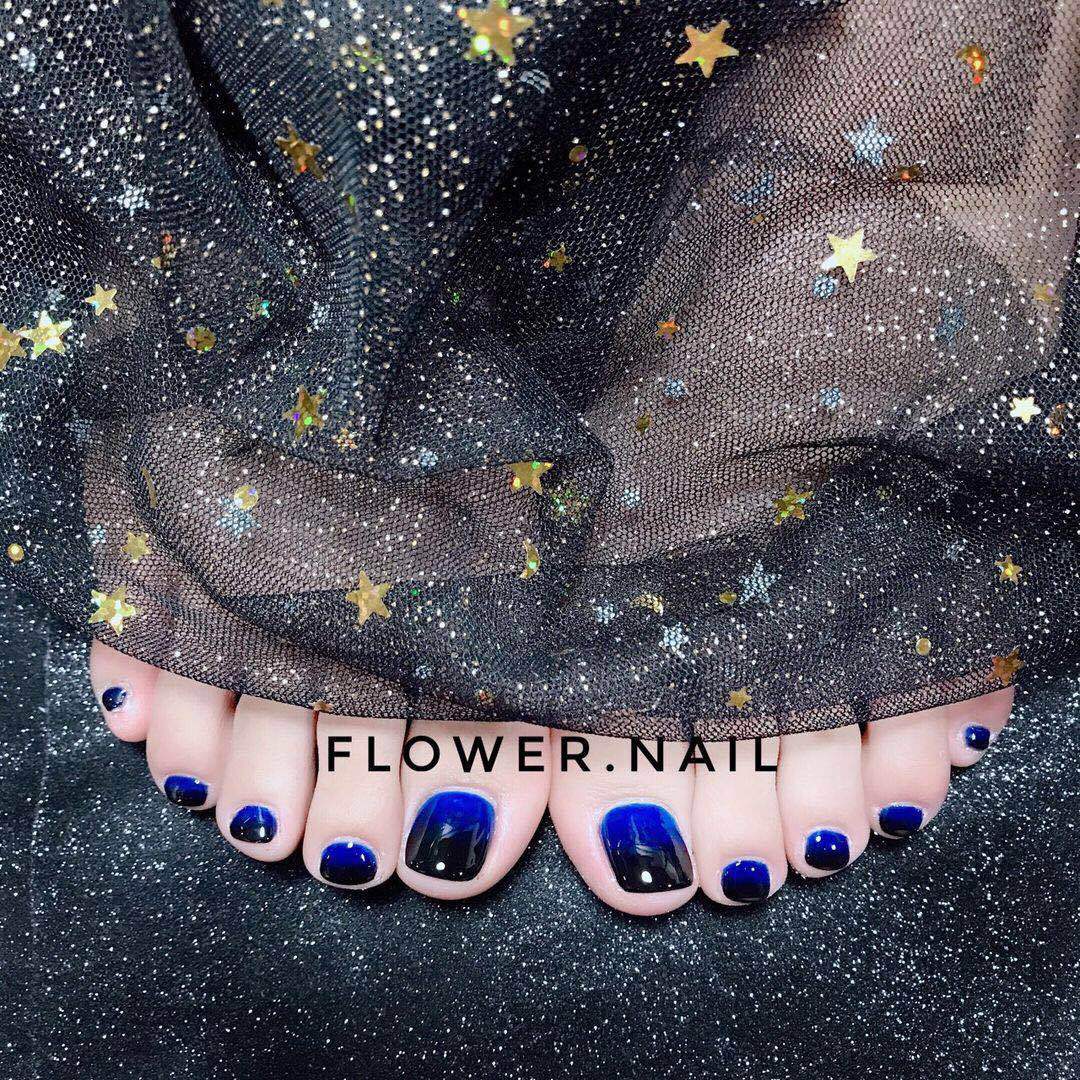 Artistic toenails with sparkling star designs Stornfield