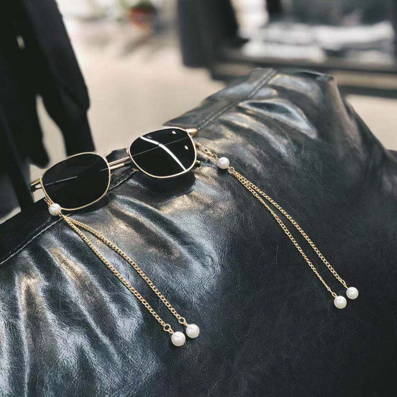 Elegant Triple Strand Pearl Eyewear Chain Stornfield