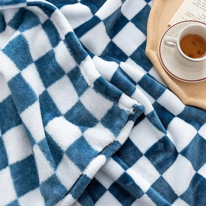 Stornfield | Stylish blanket in checkered pattern for your home