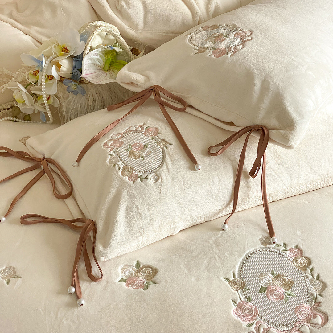 Princess-style bedding made of milk fiber fleece with embroidery