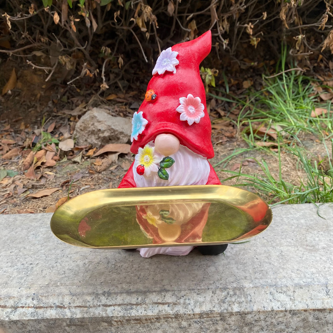 Gnome figure with red hat and hydrant motif