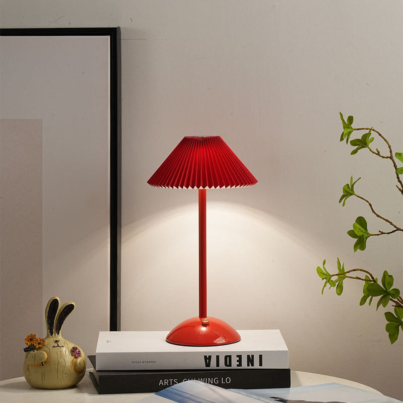 Stornfield | Lampe de table LED en tissu plissé conique rechargeable scandinave contemporain pour la table de chevet