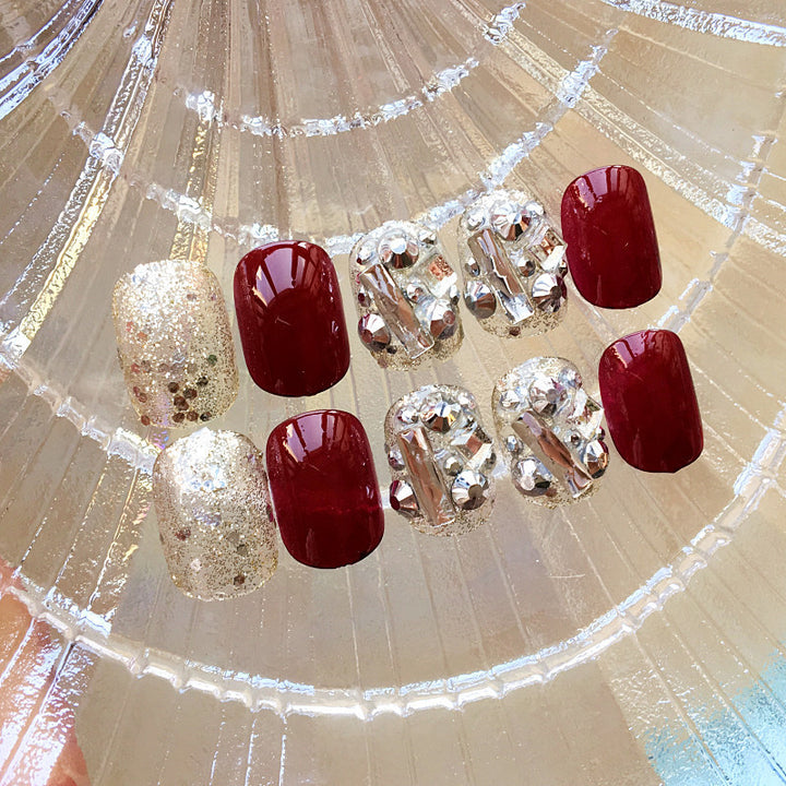 Nail art with luxurious glitter and floral design Stornfield