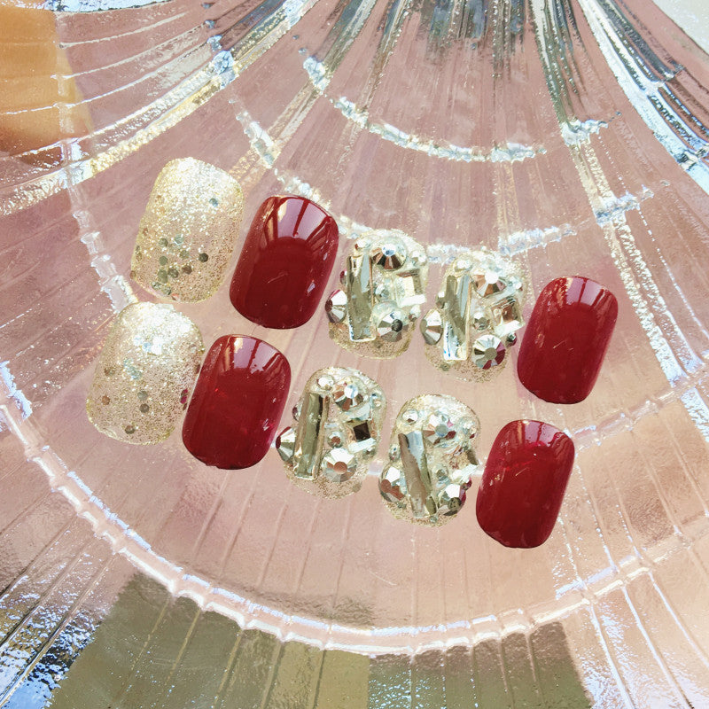 Nail art with luxurious glitter and floral design Stornfield