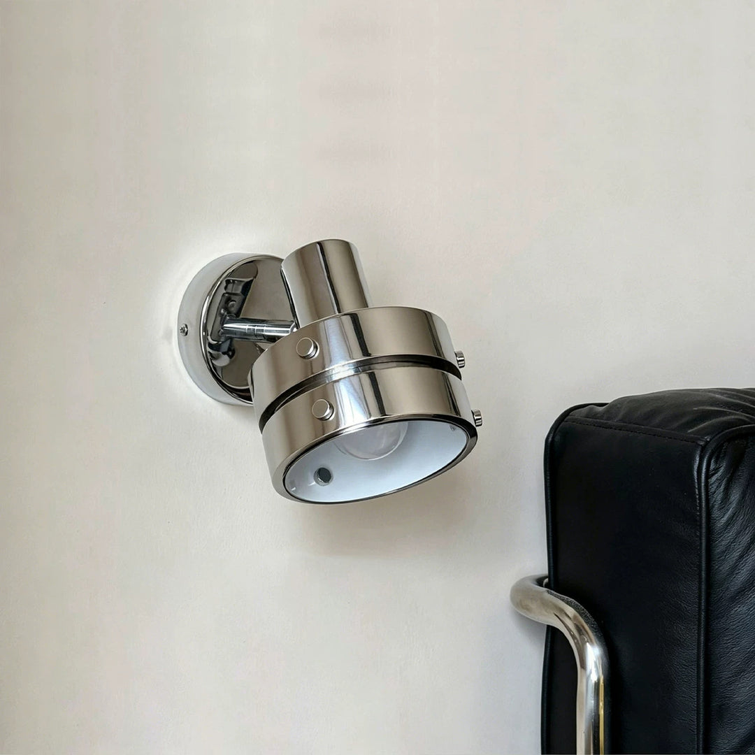 Adjustable wall lamp with swivel arm