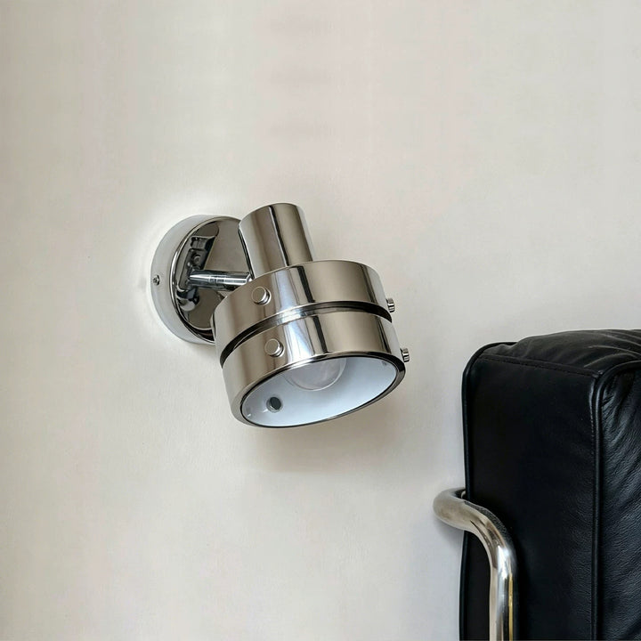 Adjustable wall lamp with swivel arm