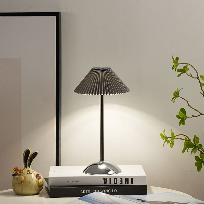 Stornfield | Lampe de table LED en tissu plissé conique rechargeable scandinave contemporain pour la table de chevet