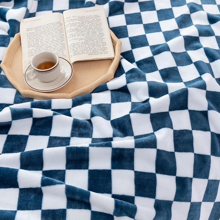 Stornfield | Stylish blanket in checkered pattern for your home