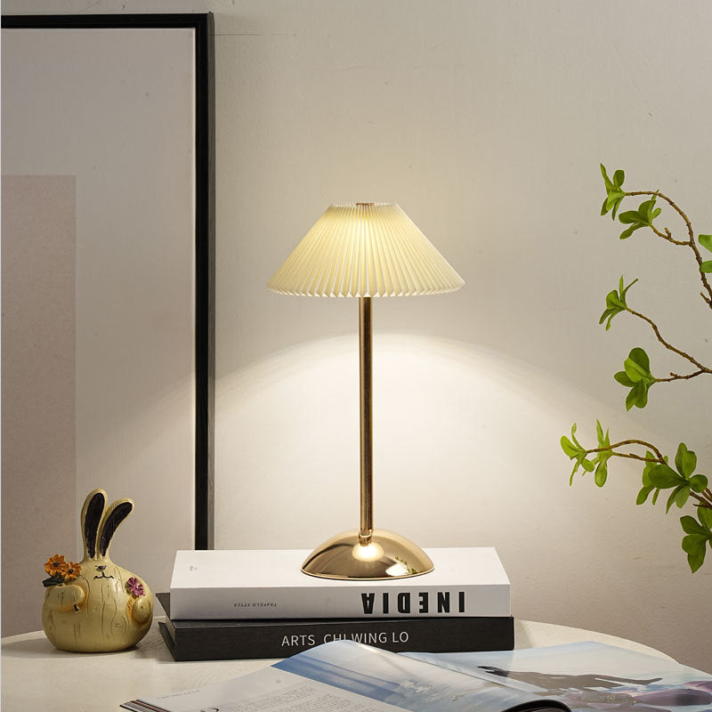 Stornfield | Lampe de table LED en tissu plissé conique rechargeable scandinave contemporain pour la table de chevet