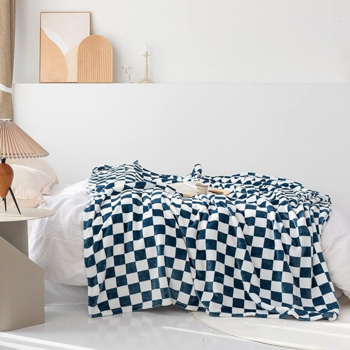 Stornfield | Stylish blanket in checkered pattern for your home