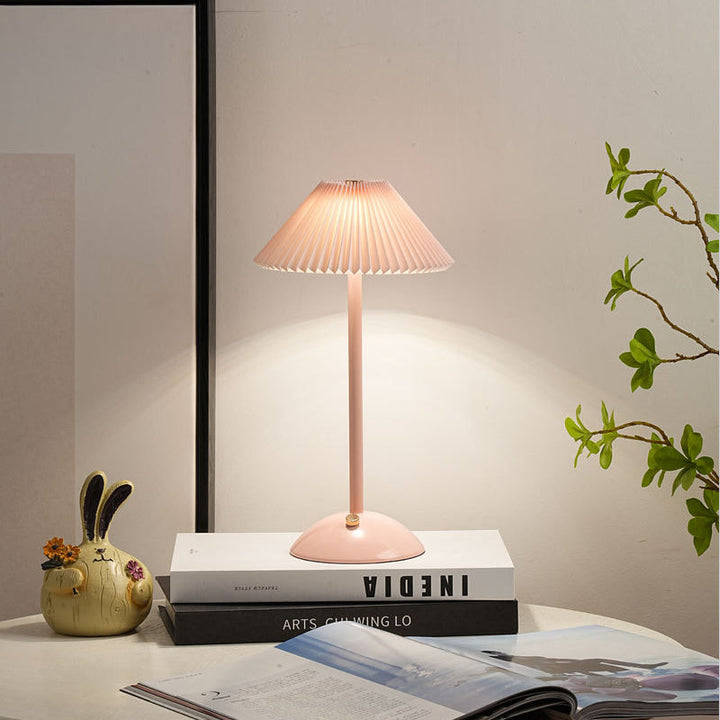 Stornfield | Lampe de table LED en tissu plissé conique rechargeable scandinave contemporain pour la table de chevet