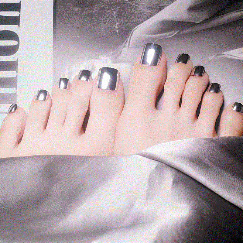Artful toenails with elegant shine Stornfield