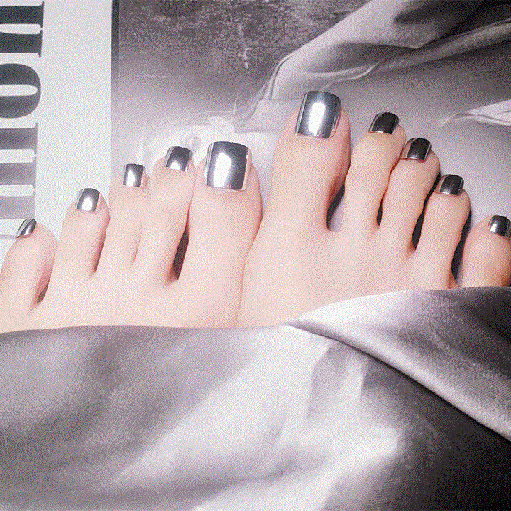 Artful toenails with elegant shine Stornfield