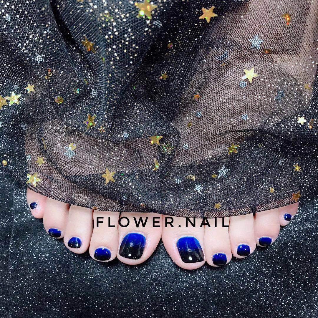 Artistic toenails with sparkling star designs Stornfield