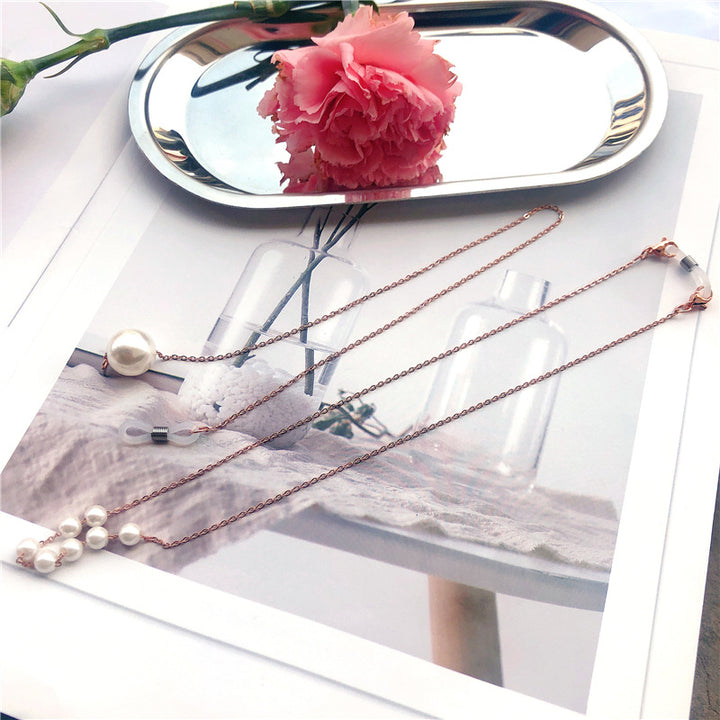Elegant Pearl Chain Eyewear Holder Stornfield