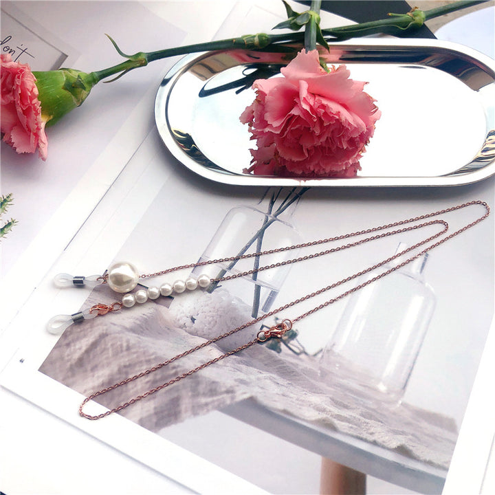 Elegant Pearl Chain Eyewear Holder Stornfield