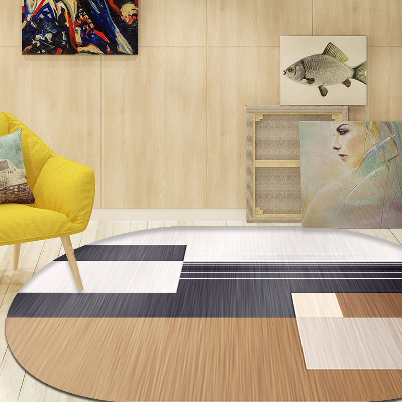 Stornfield | Original living room rug in brown and ivory with a stain-resistant polyester box pattern