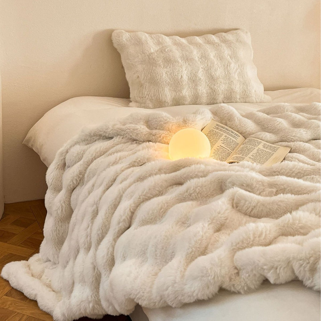 Fluffy cuddly blanket in faux fur look