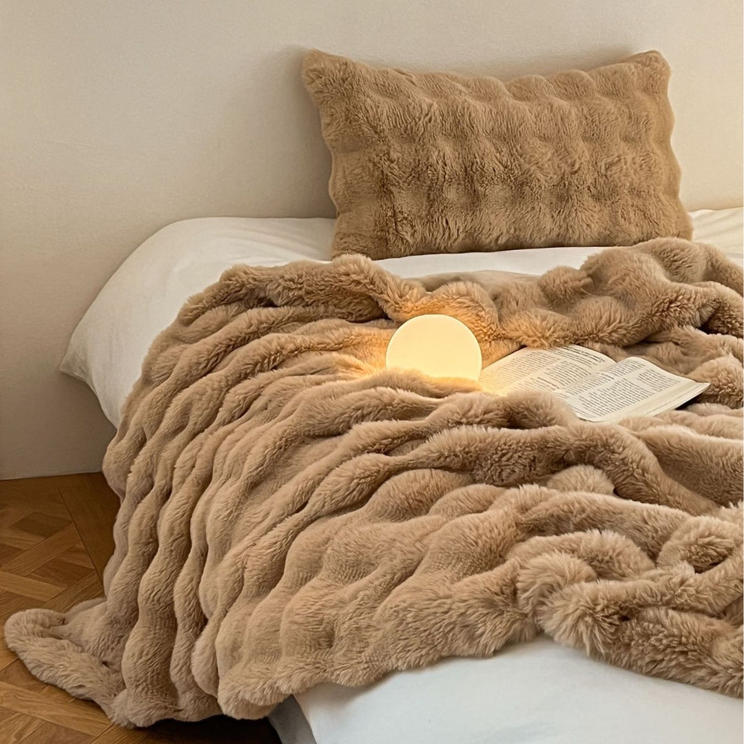 Fluffy cuddly blanket in faux fur look