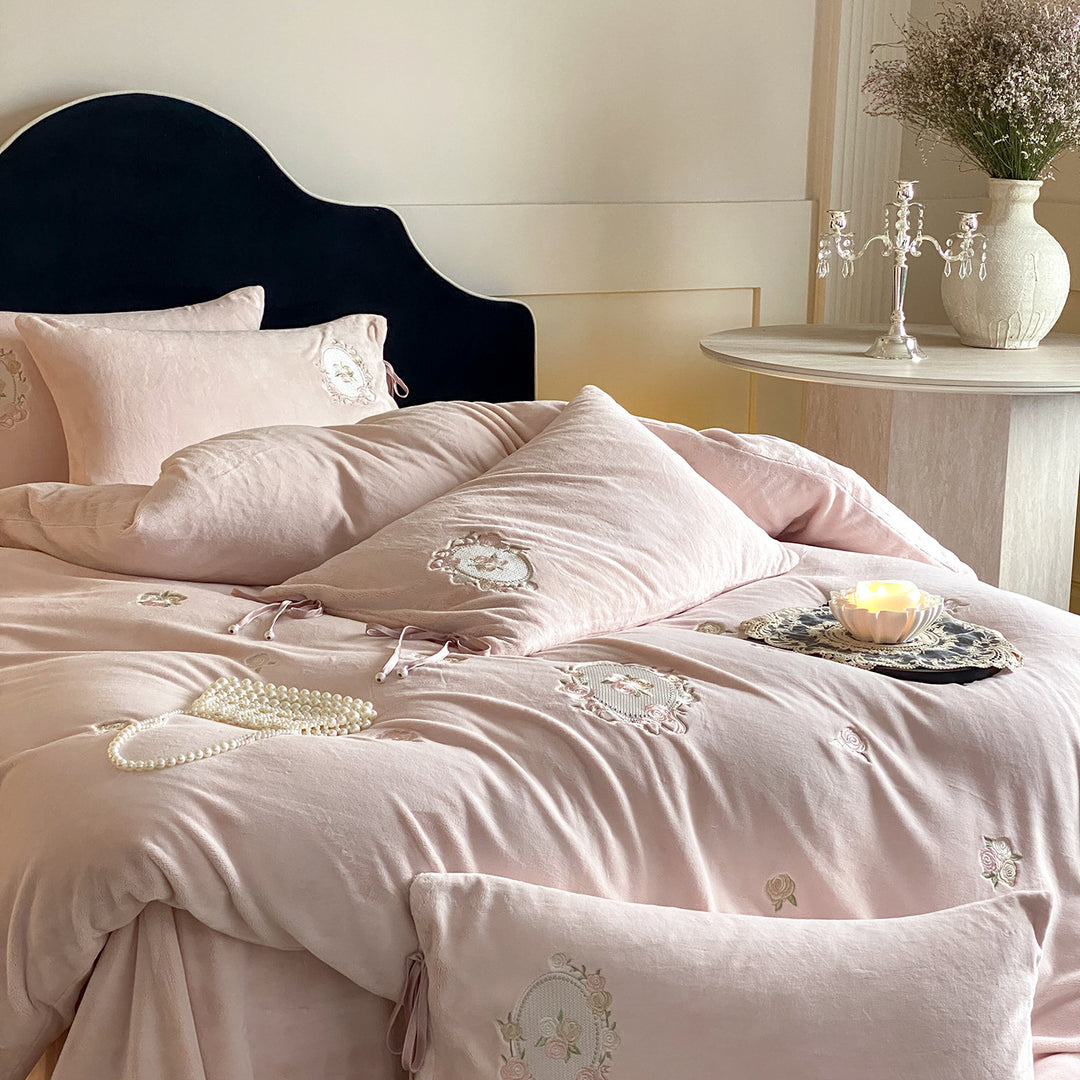 Princess-style bedding made of milk fiber fleece with embroidery