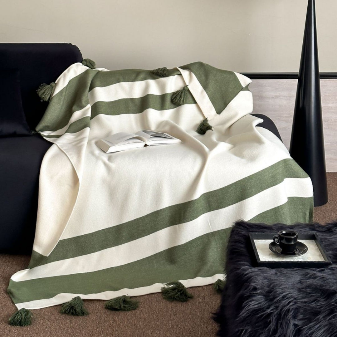 Synthetic fiber throw blanket with fringes, 130 x 160 cm