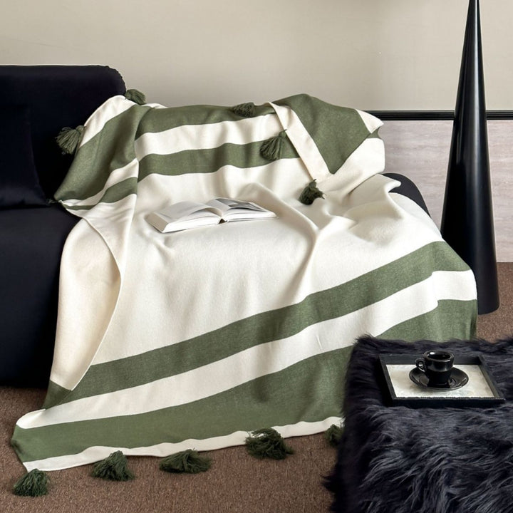 Synthetic fiber throw blanket with fringes, 130 x 160 cm