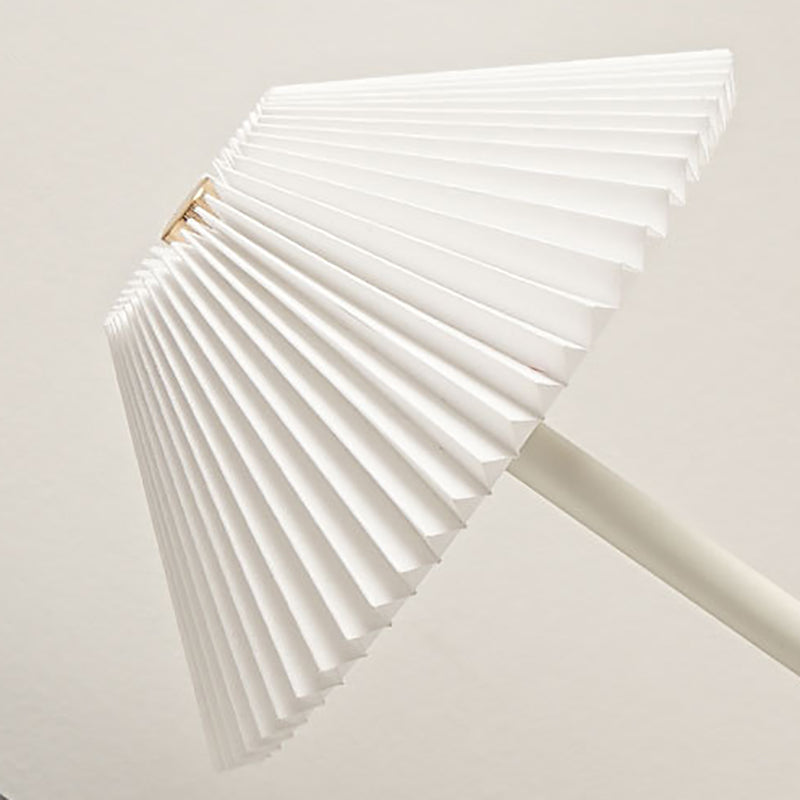 Stornfield | Lampe de table LED en tissu plissé conique rechargeable scandinave contemporain pour la table de chevet