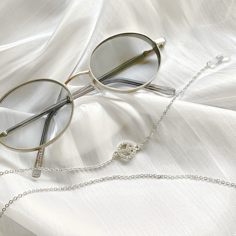 Elegant Necklace with Filigree Pendant Stornfield