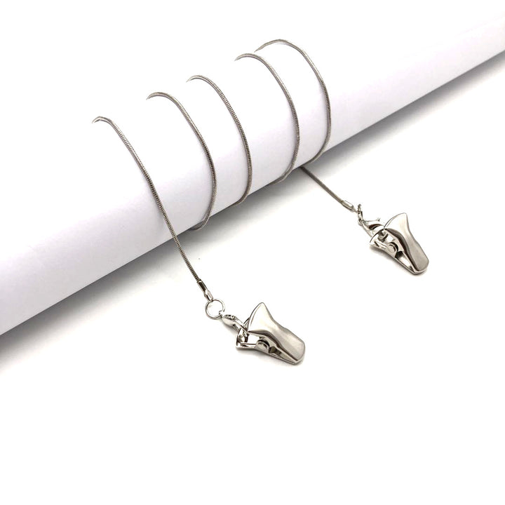 Elegant Gold Chain Eyewear Holder Stornfield