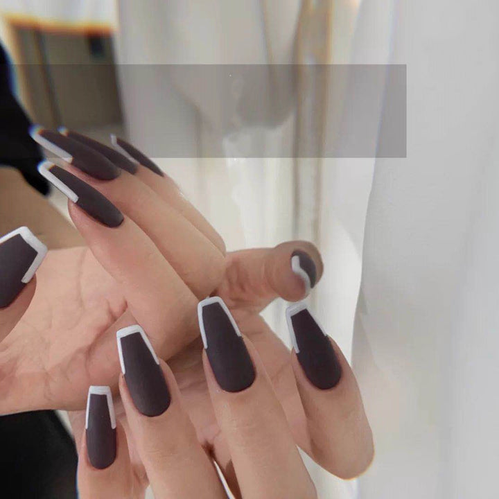Elegant artificial nails in fashionable stiletto design Stornfield