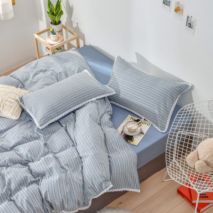 Bedding set in linen look with fine Vichy check and lace border