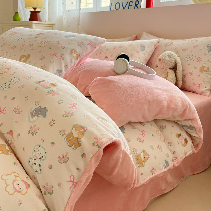 Winter bedding made of milk fiber fleece with playful patterns