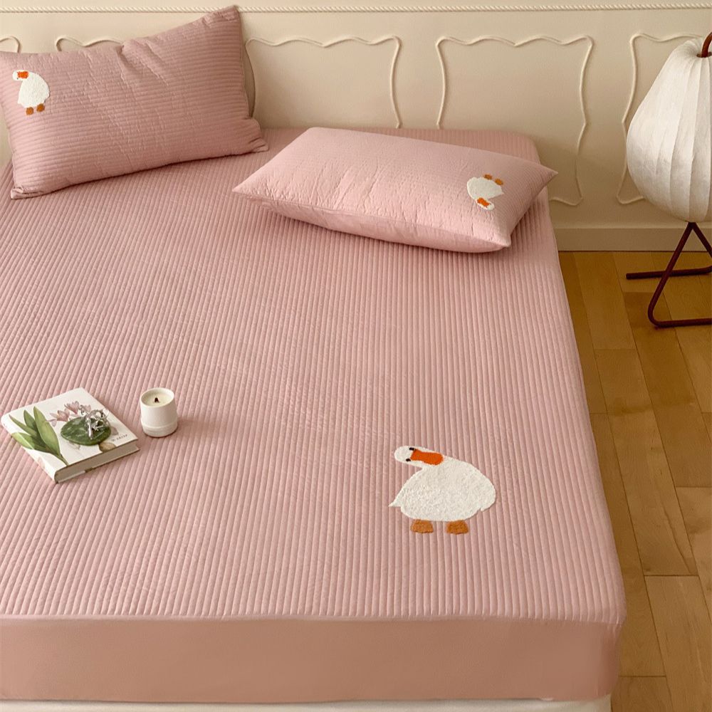 Quilted cotton fitted sheet with cartoon embroidery