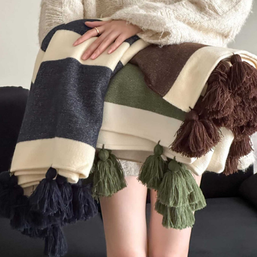 Synthetic fiber throw blanket with fringes, 130 x 160 cm