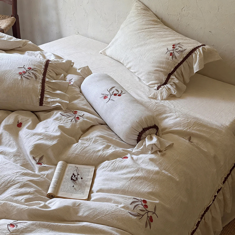 Bedding set made of cotton and linen with floral embroidery