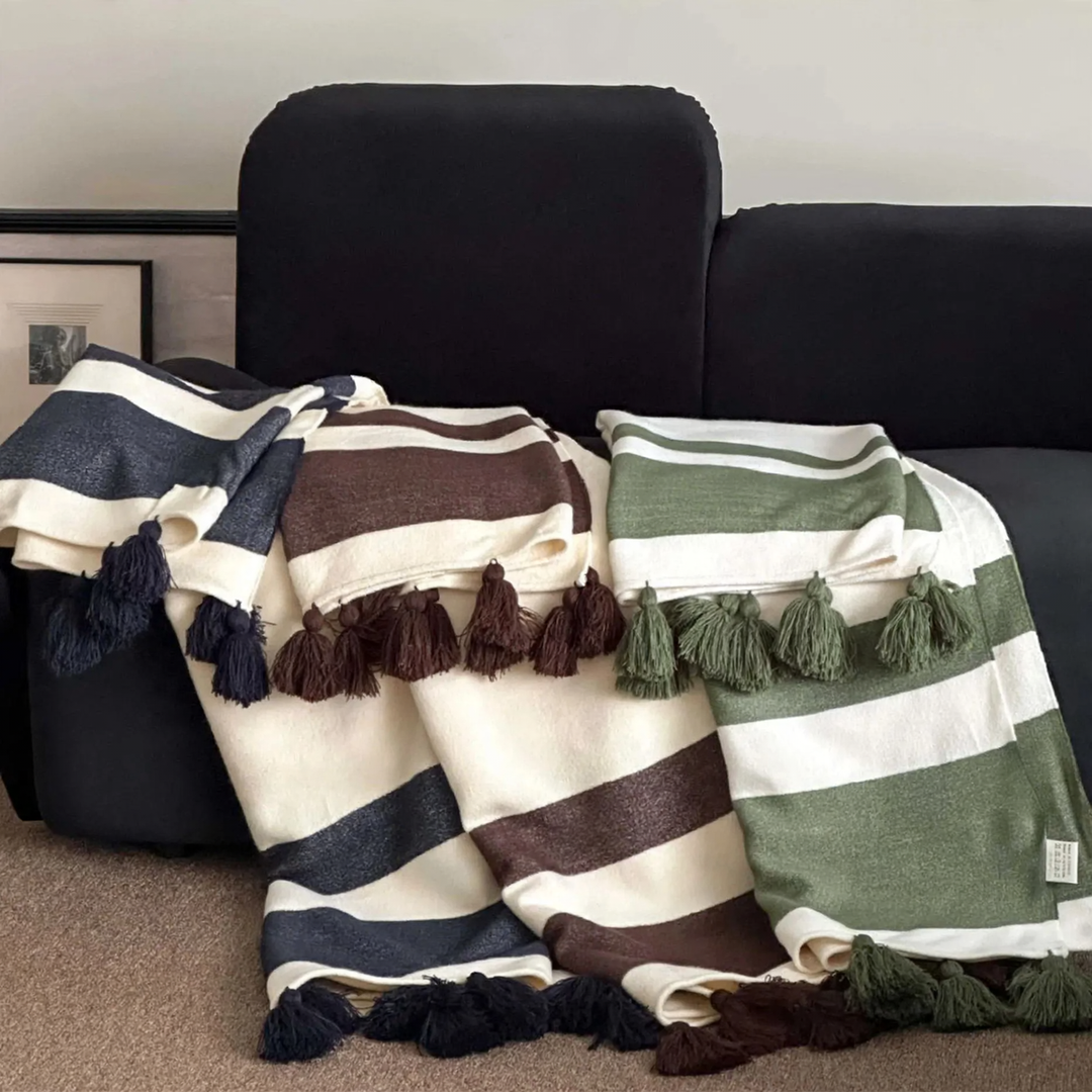 Synthetic fiber throw blanket with fringes, 130 x 160 cm