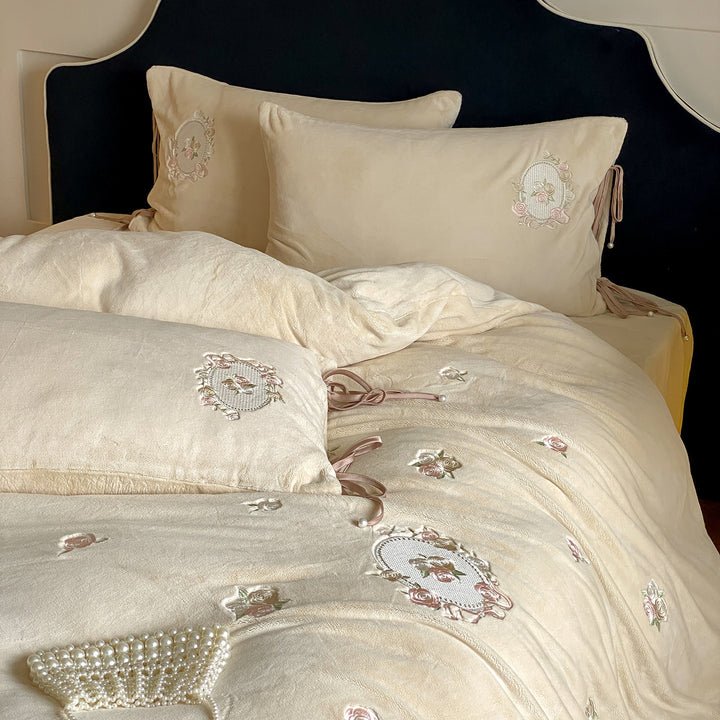 Princess-style bedding made of milk fiber fleece with embroidery