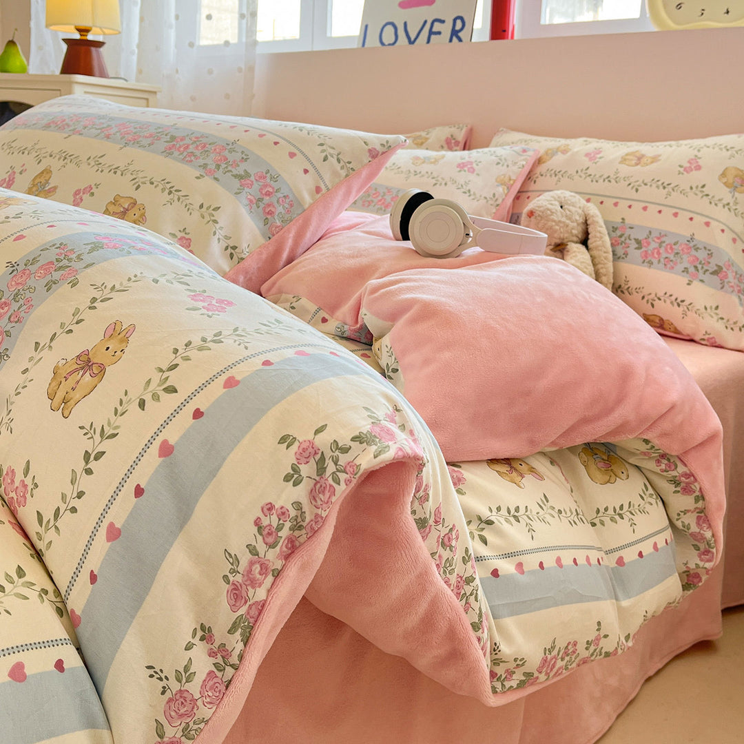 Winter bedding made of milk fiber fleece with playful patterns